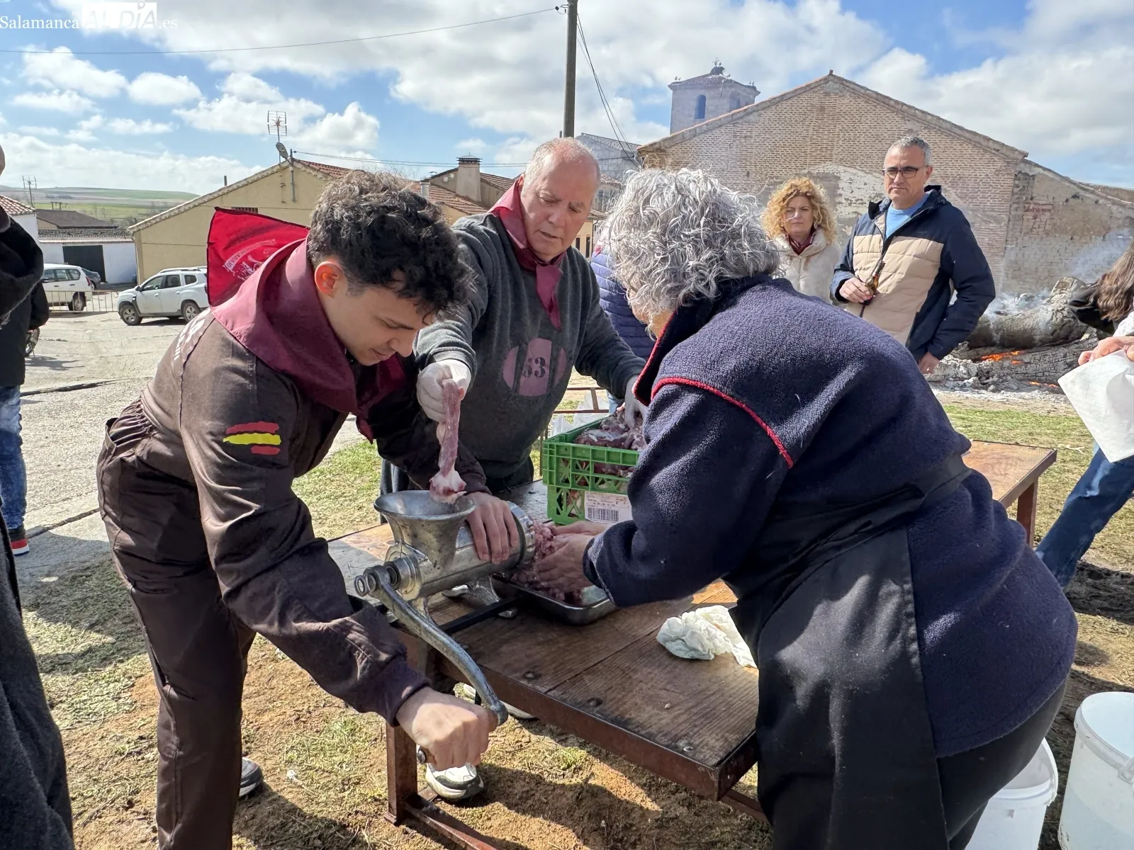 Foto 2 - Mancera de Abajo celebra con gran participaci&oacute;n y ambiente su VIII Matanza Tradicional