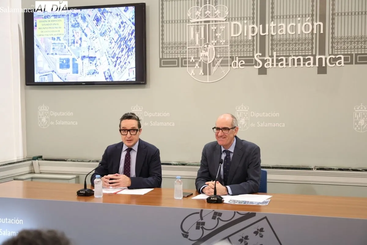 El presidente de la Diputación de Salamanca, Javier Iglesias, y el rector de la USAL, Juan Manuel Corchado, informan de la colaboración en la futura Facultad de Veterinaria. Foto de David Sañudo