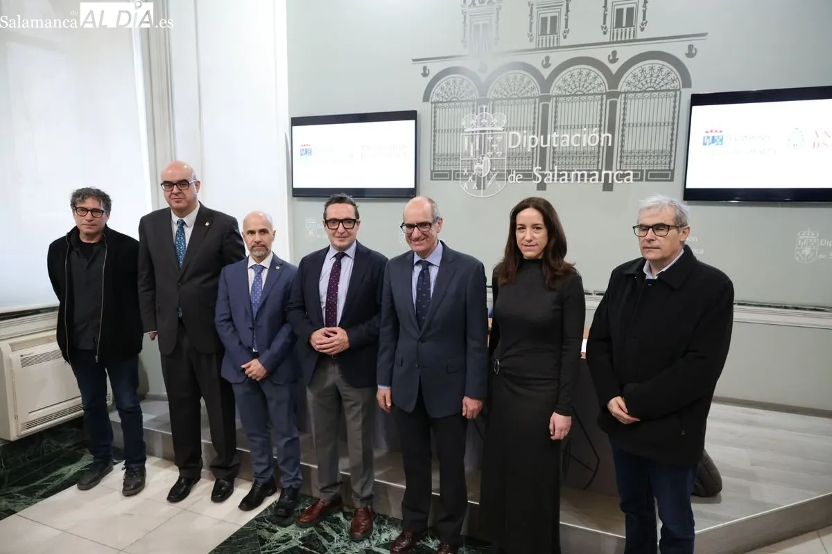El presidente de la Diputación de Salamanca, Javier Iglesias, y el rector de la USAL, Juan Manuel Corchado, informan de la colaboración en la futura Facultad de Veterinaria. Foto de David Sañudo