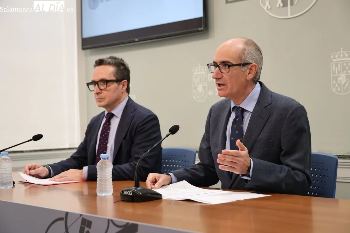 El presidente de la Diputación de Salamanca, Javier Iglesias, y el rector de la USAL, Juan Manuel Corchado, informan de la colaboración en la futura Facultad de Veterinaria. Foto de David Sañudo