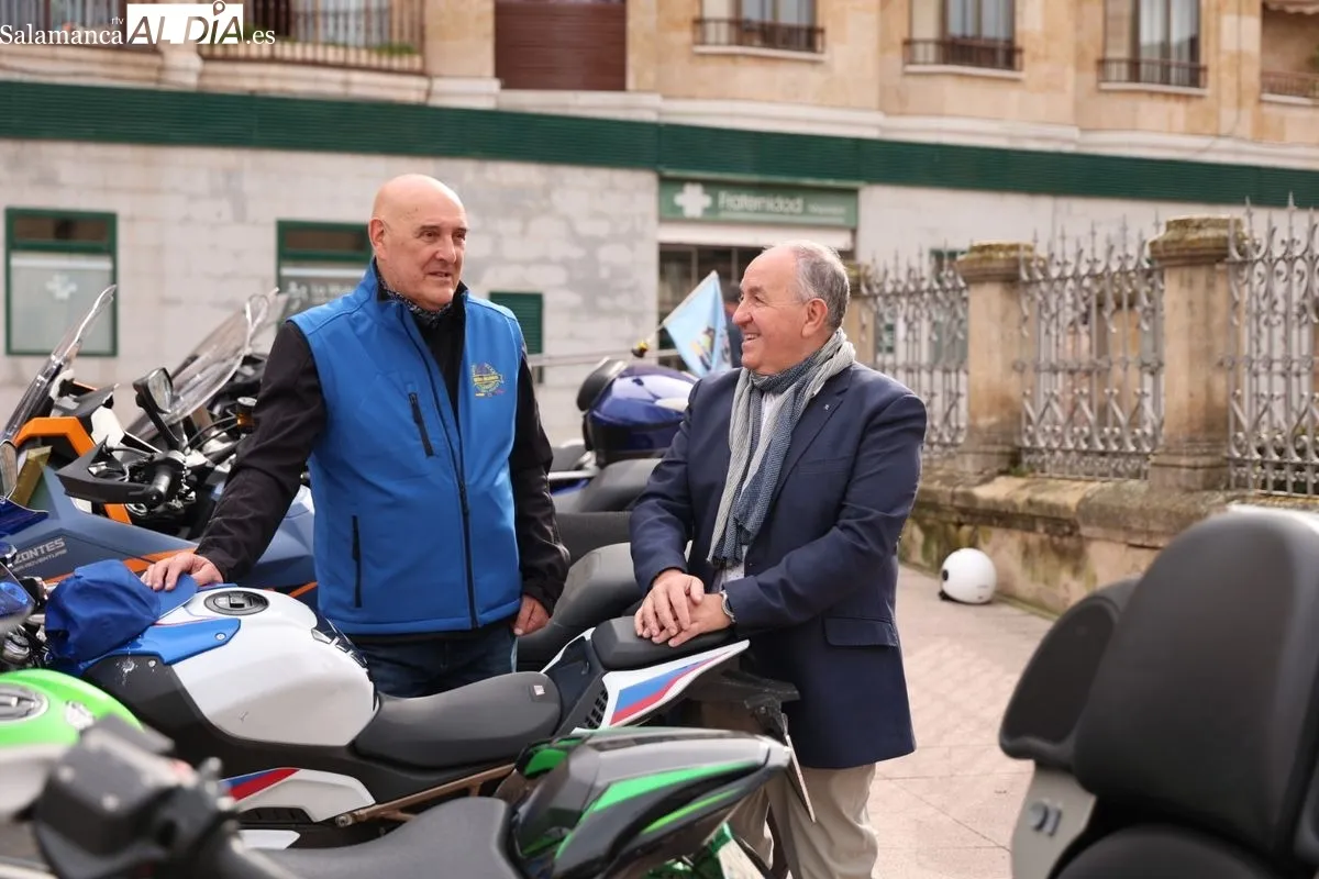 Presentación de la XXII Ruta Invernal Motorista, junto al Museo de Automoción de Salamanca. Foto de David Sañudo