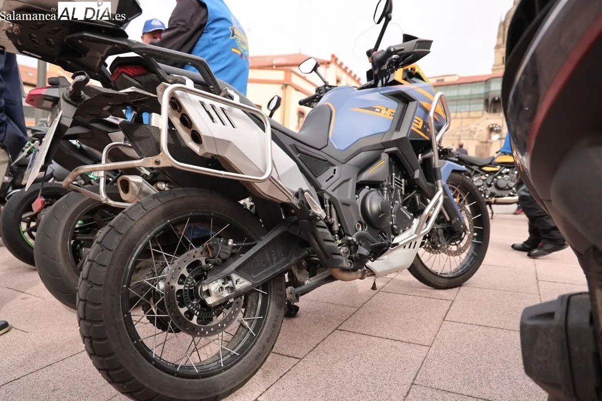 Presentación de la XXII Ruta Invernal Motorista, junto al Museo de Automoción de Salamanca. Foto de David Sañudo