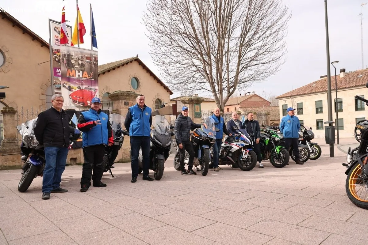 Presentación de la XXII Ruta Invernal Motorista, junto al Museo de Automoción de Salamanca. Foto de David Sañudo