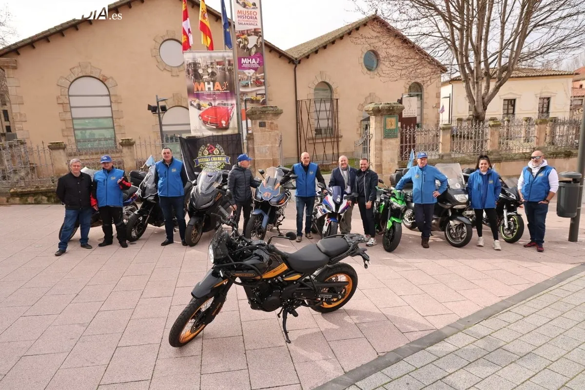 Presentación de la XXII Ruta Invernal Motorista, junto al Museo de Automoción de Salamanca. Foto de David Sañudo