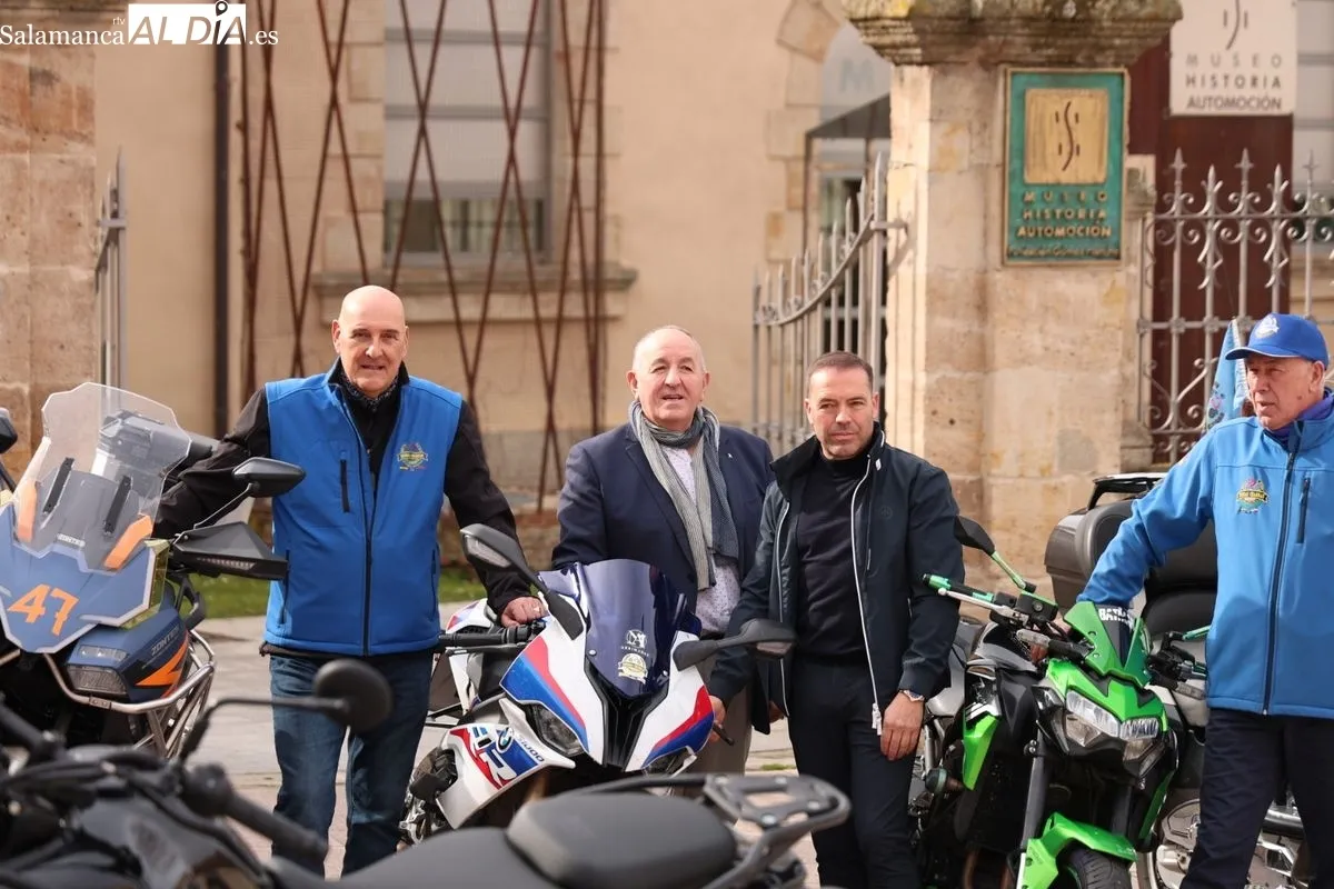 Presentación de la XXII Ruta Invernal Motorista, junto al Museo de Automoción de Salamanca. Foto de David Sañudo