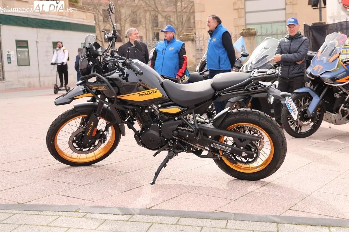 Presentación de la XXII Ruta Invernal Motorista, junto al Museo de Automoción de Salamanca. Foto de David Sañudo