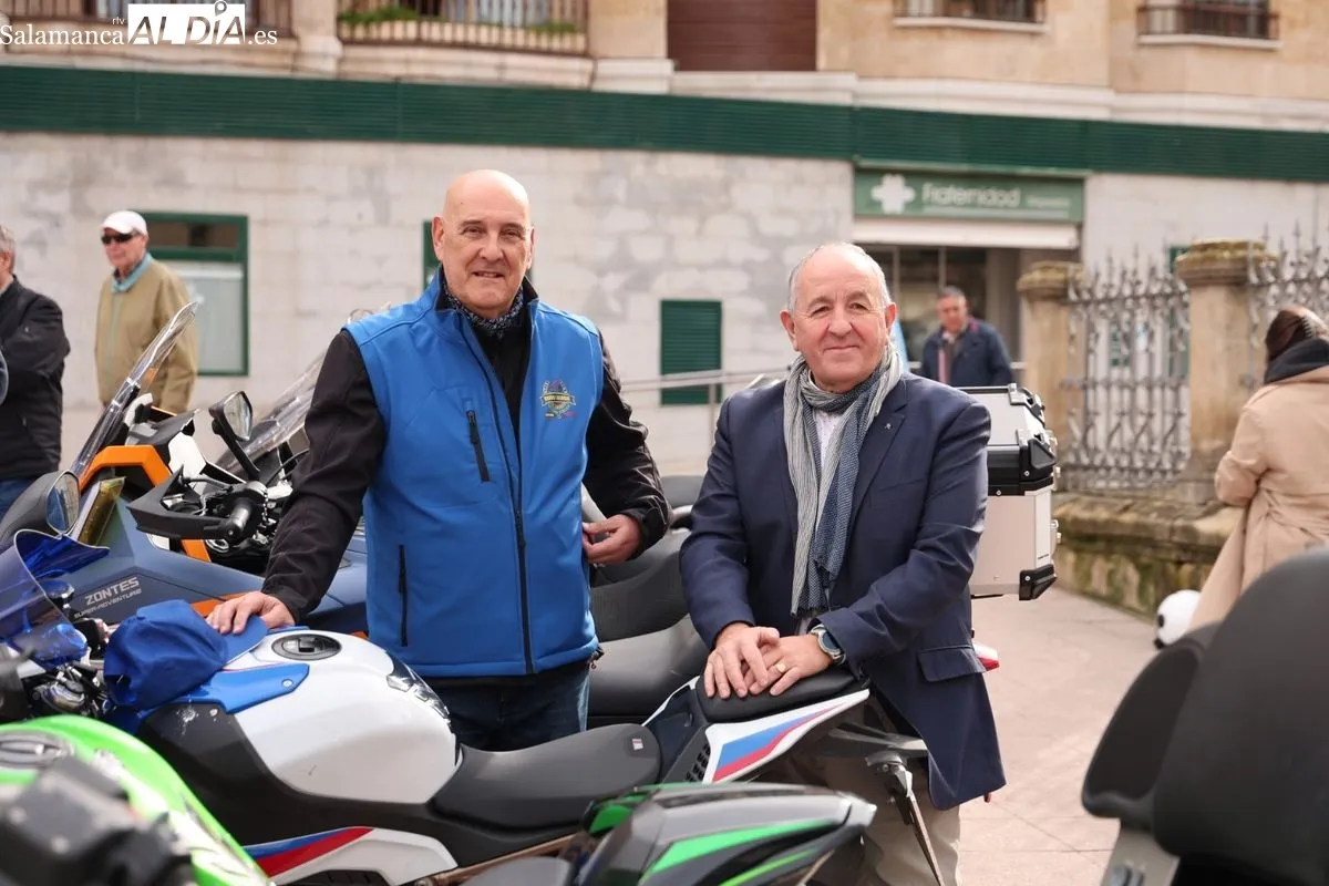 Presentación de la XXII Ruta Invernal Motorista, junto al Museo de Automoción de Salamanca. Foto de David Sañudo