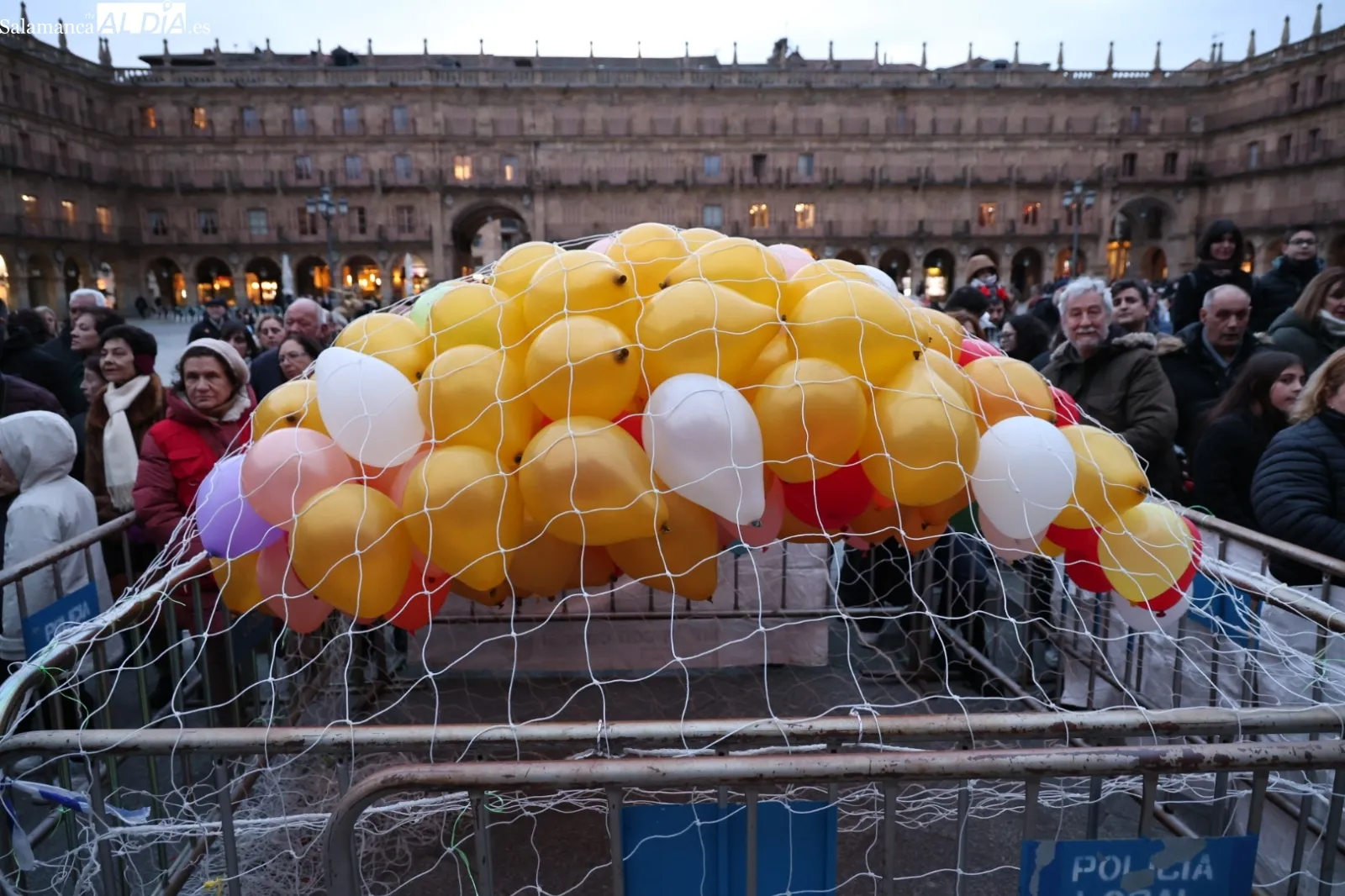 Emotiva suelta de globos y reivindicación de Pyfano en el corazón de Salamanca | Fotos: David Sañudo