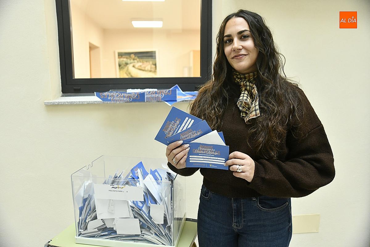 Paola Martín desvela los afortunados con los vales de la campaña de comercio mirobrigense de enero
