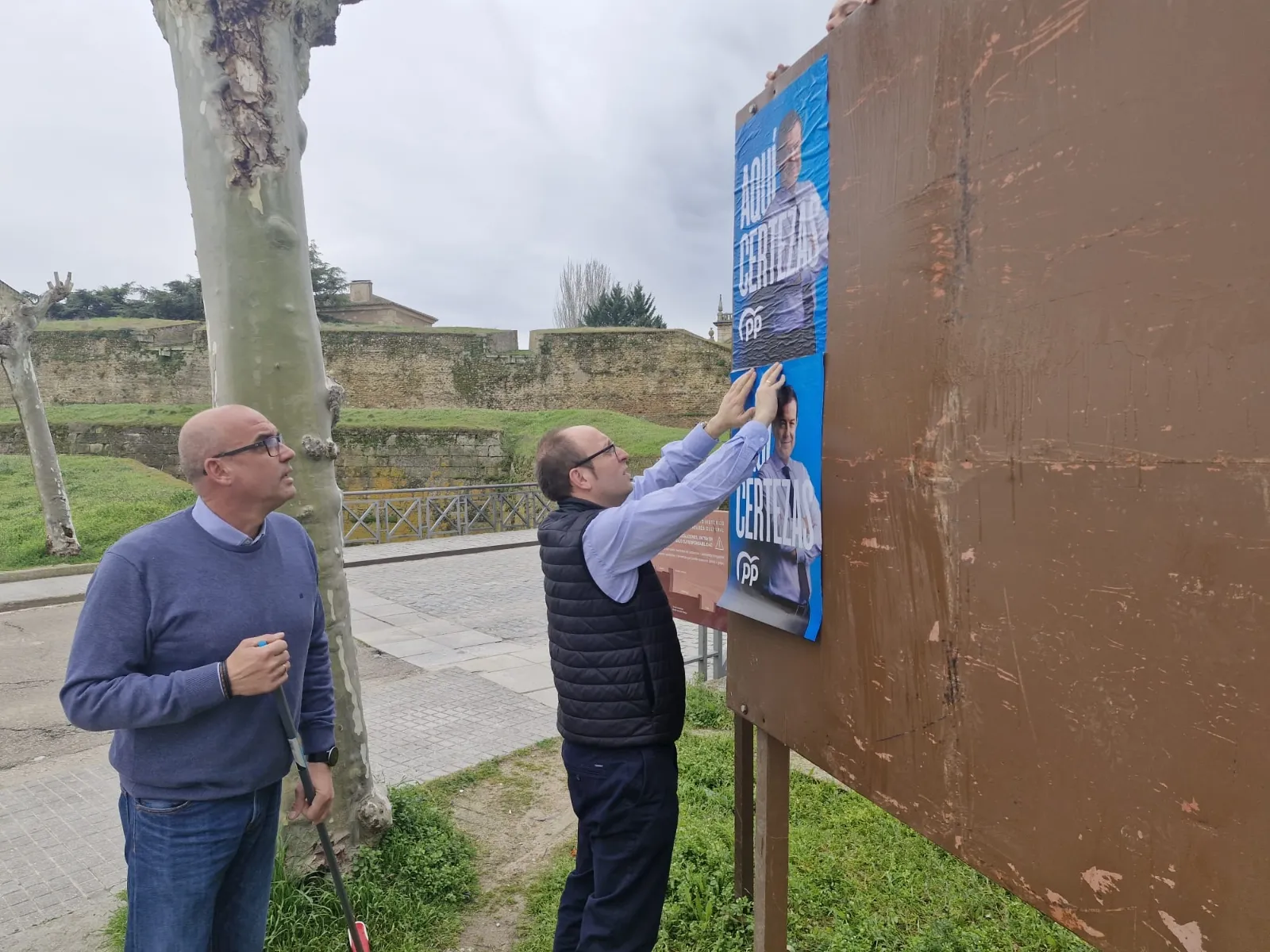 Pegada de carteles del Partido Popular 