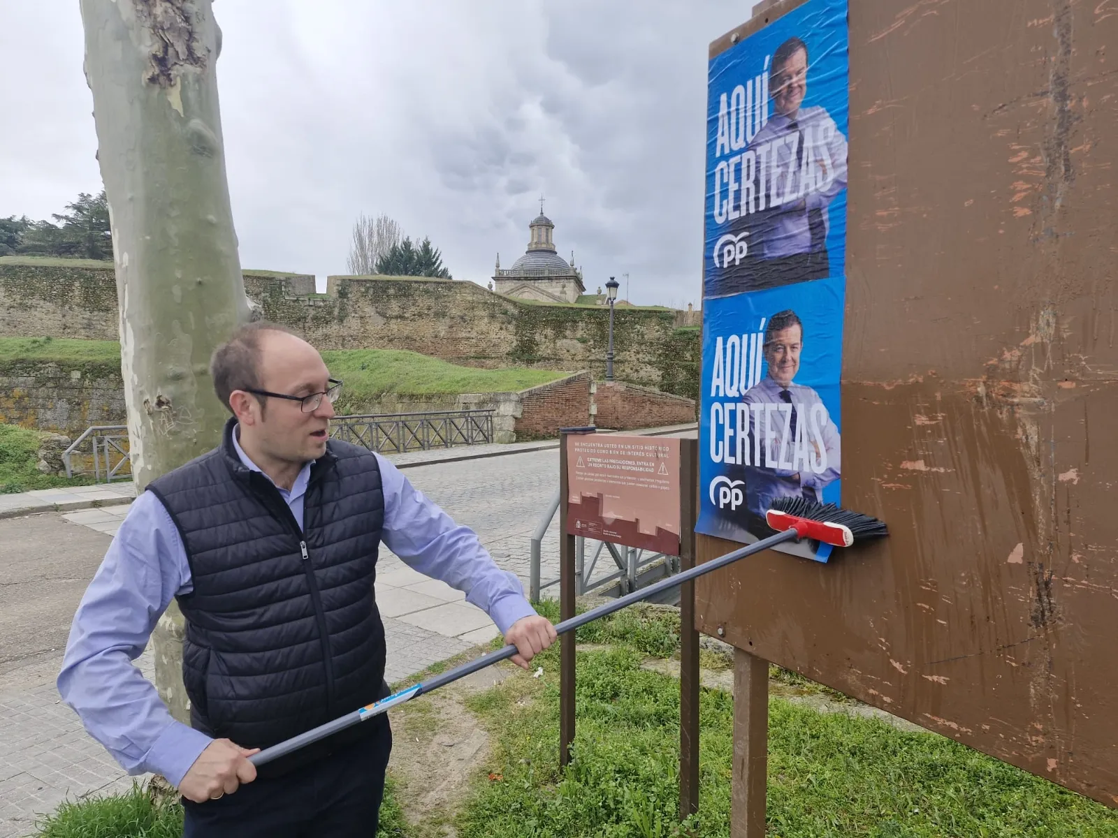 Pegada de carteles del Partido Popular 