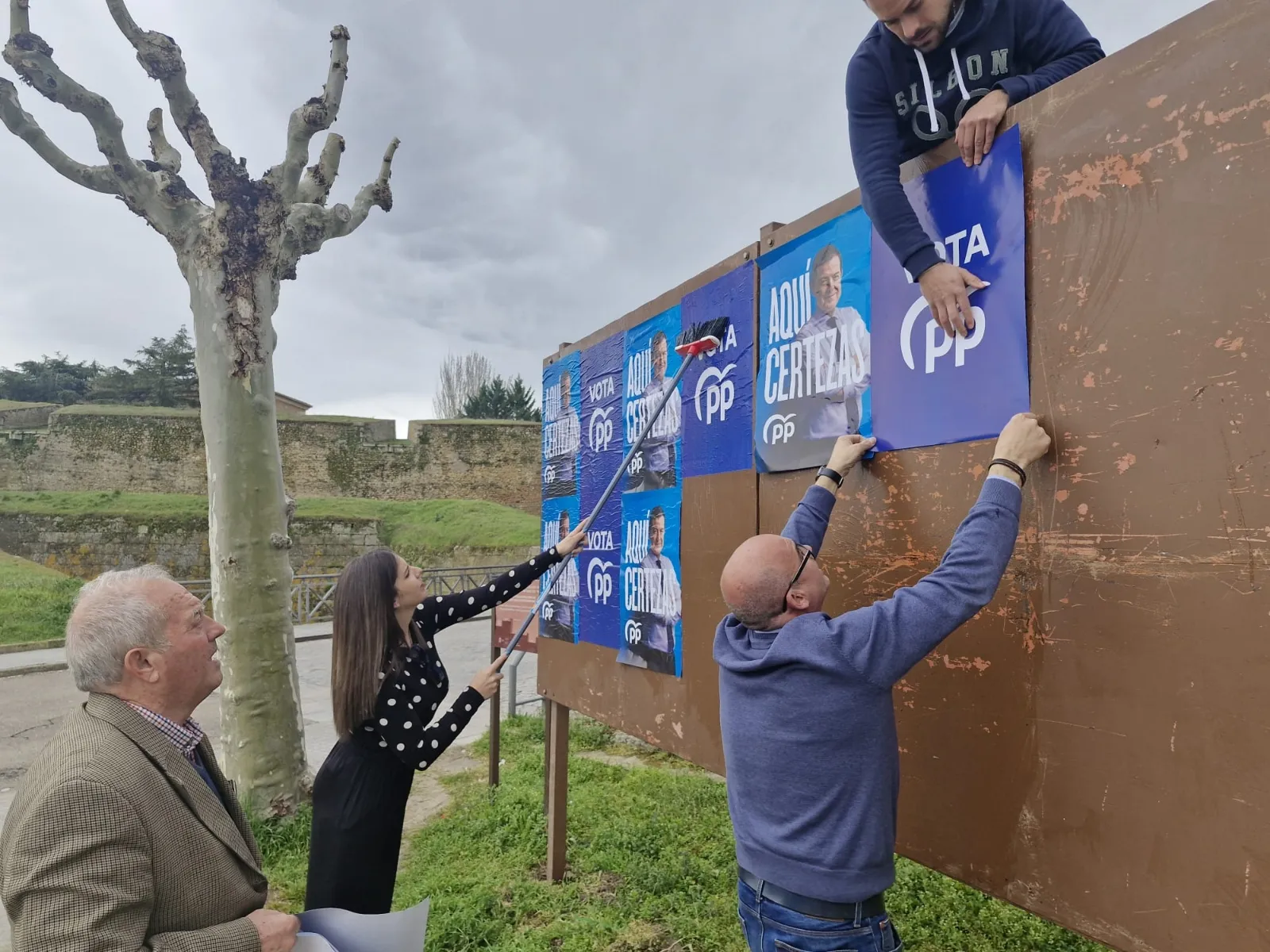 Pegada de carteles del Partido Popular 