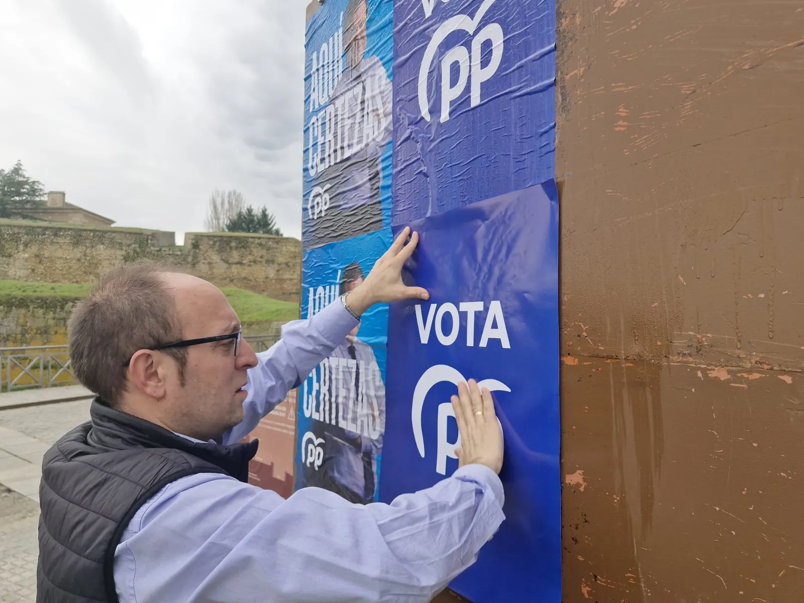 Pegada de carteles del Partido Popular 