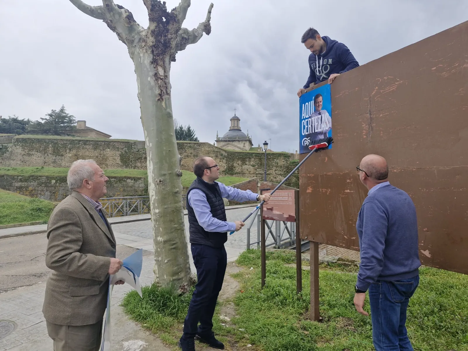 Pegada de carteles del Partido Popular 