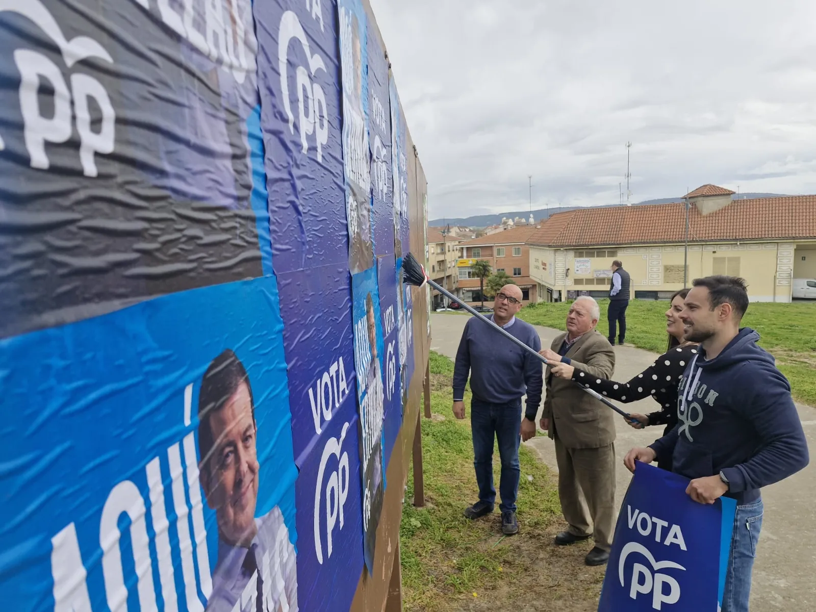 Pegada de carteles del Partido Popular 