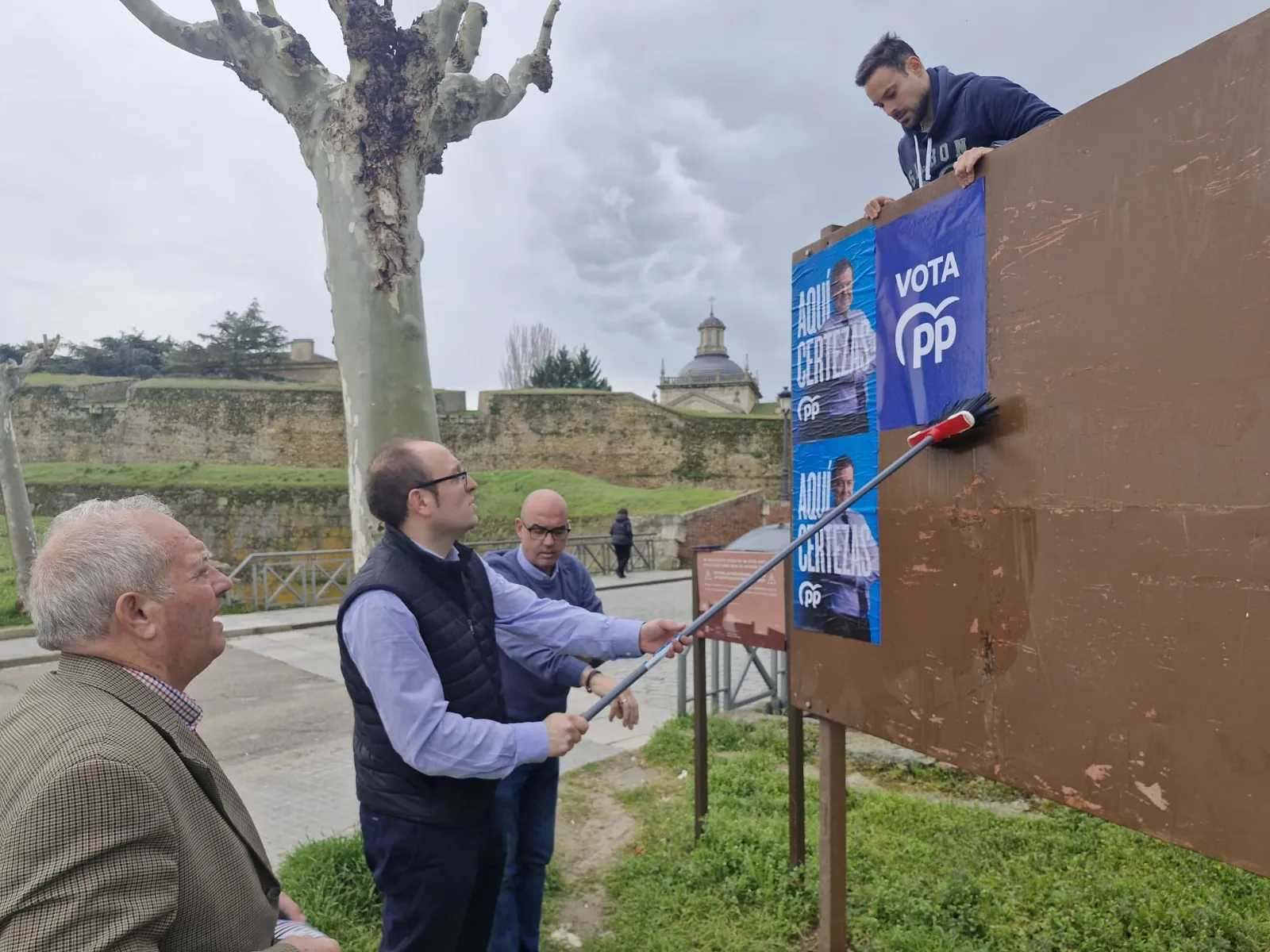 Pegada de carteles del Partido Popular 