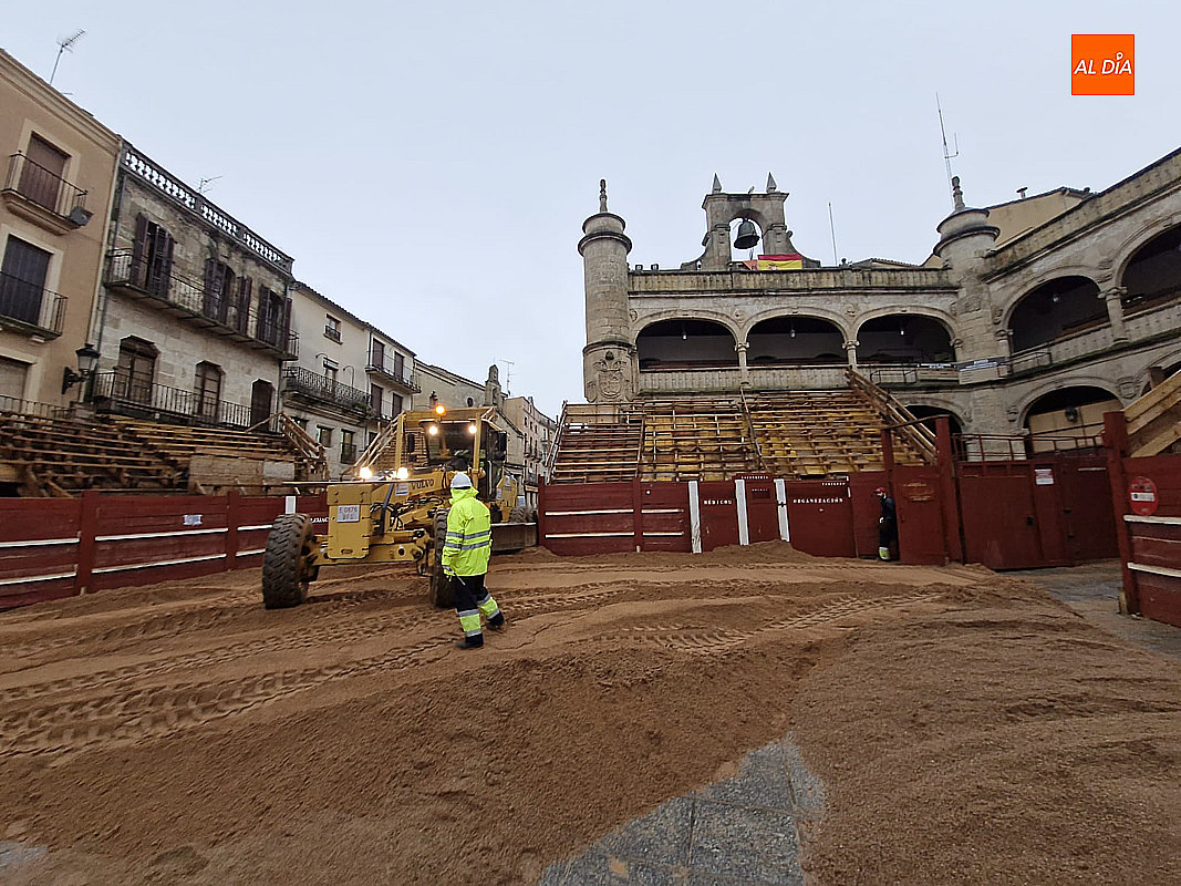 Preparativos finales en la Plaza de Toros de Ciudad Rodrigo para el Carnaval del Toro 2026