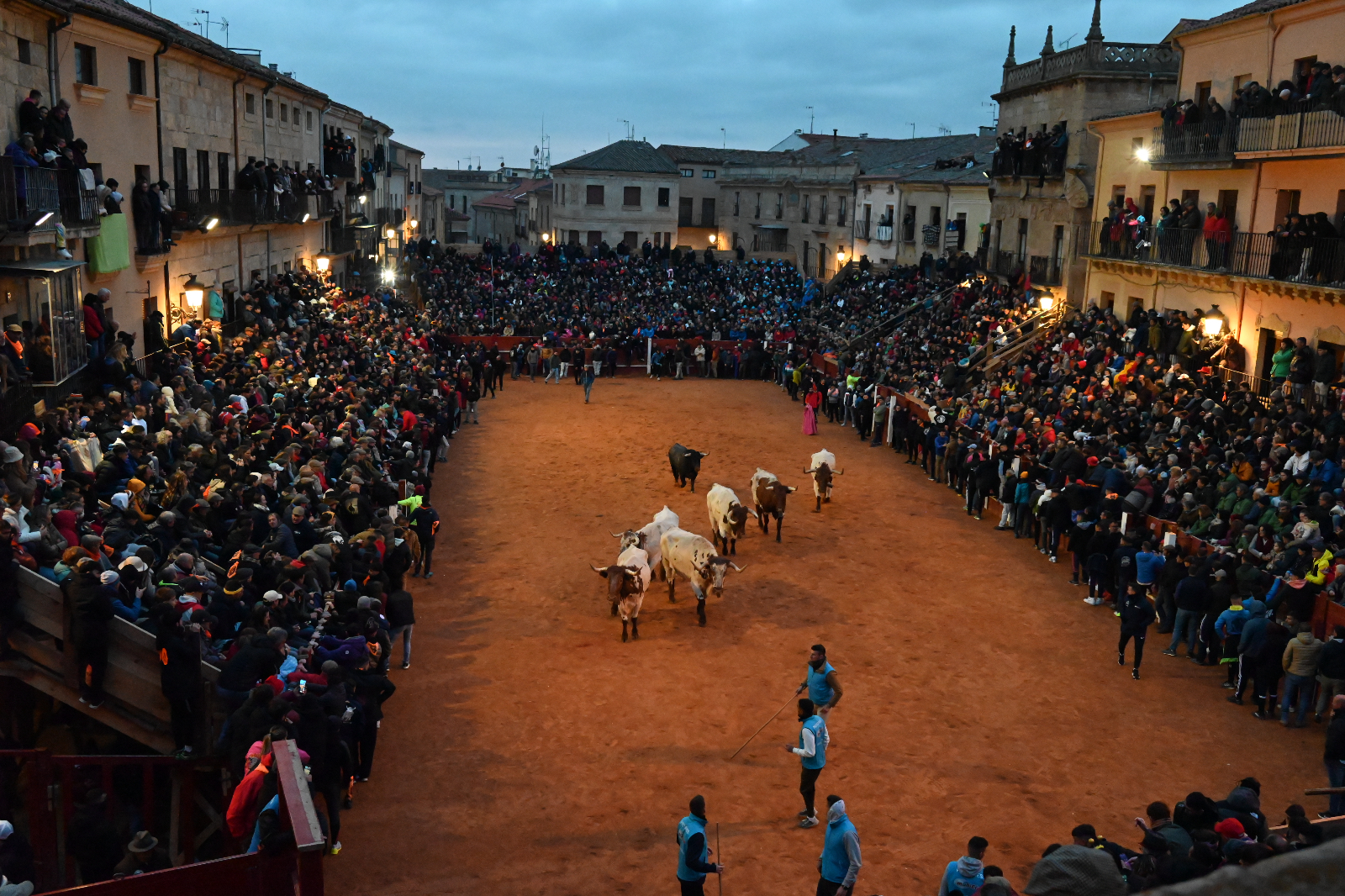 Refuerzo de iluminación en el recorrida en el Carnaval del toro de Ciudad Rodrigo 