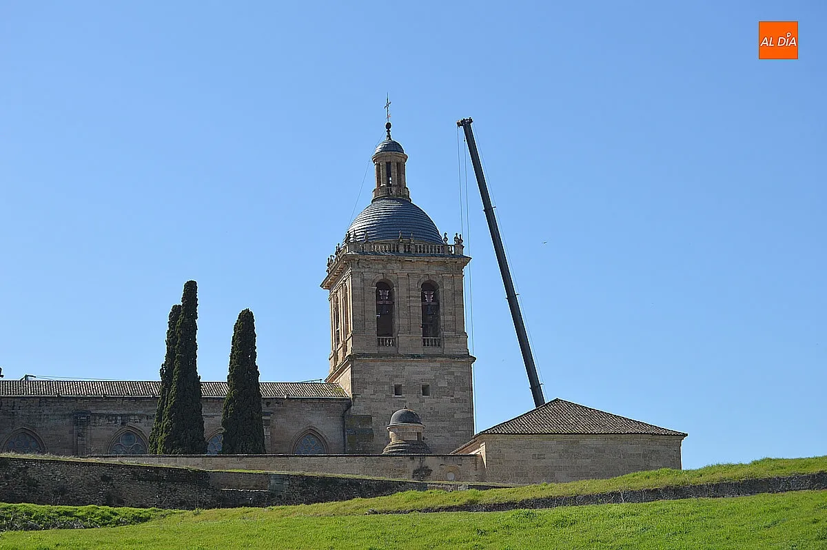 Foto 2 - La di&oacute;cesis repara la cornisa de la Catedral tras el desprendimiento de varias piedras 