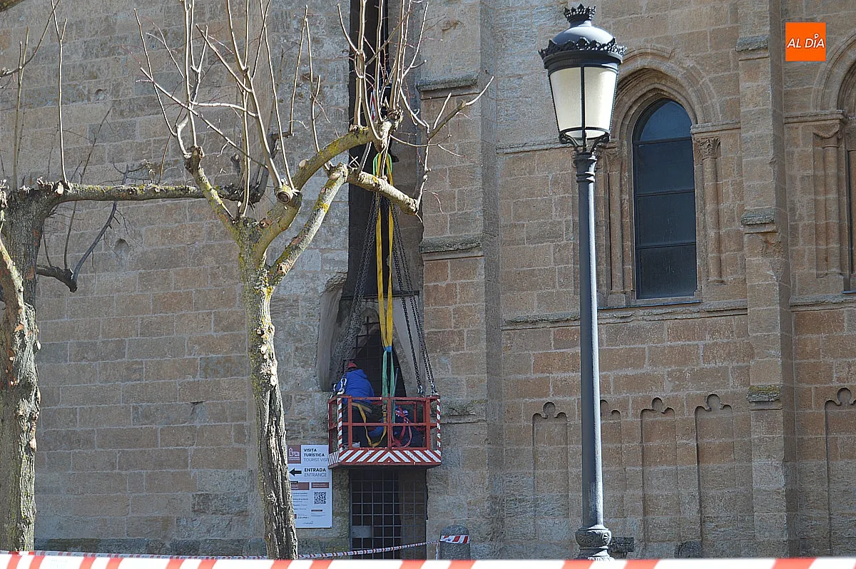 Foto 6 - La di&oacute;cesis repara la cornisa de la Catedral tras el desprendimiento de varias piedras 