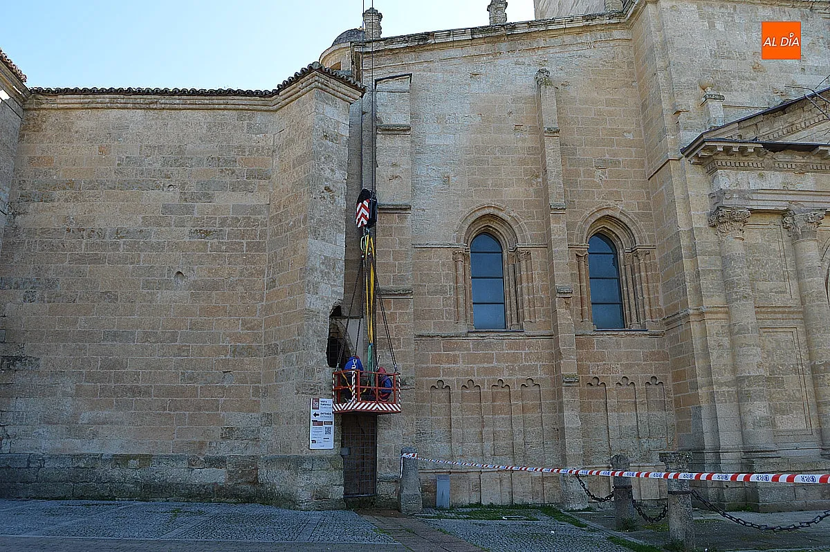 Foto 7 - La di&oacute;cesis repara la cornisa de la Catedral tras el desprendimiento de varias piedras 