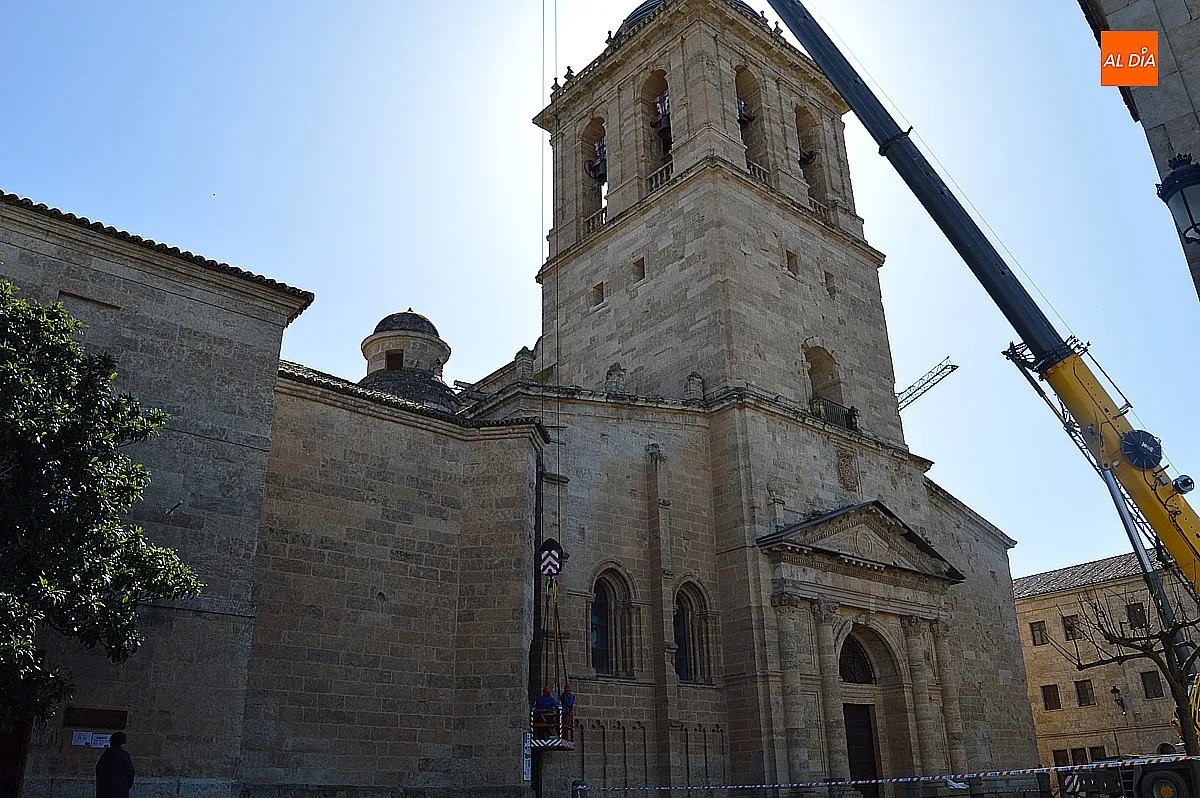 Foto 8 - La di&oacute;cesis repara la cornisa de la Catedral tras el desprendimiento de varias piedras 