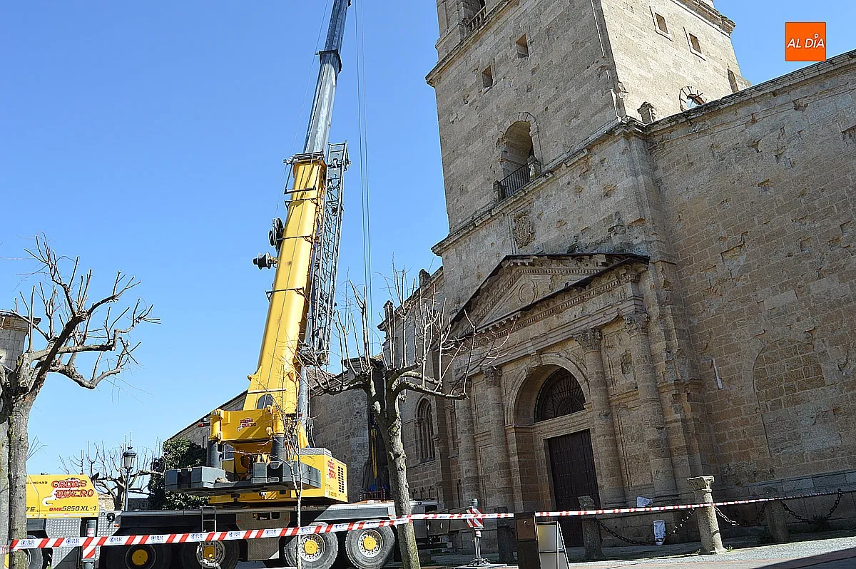 Foto 3 - La di&oacute;cesis repara la cornisa de la Catedral tras el desprendimiento de varias piedras 