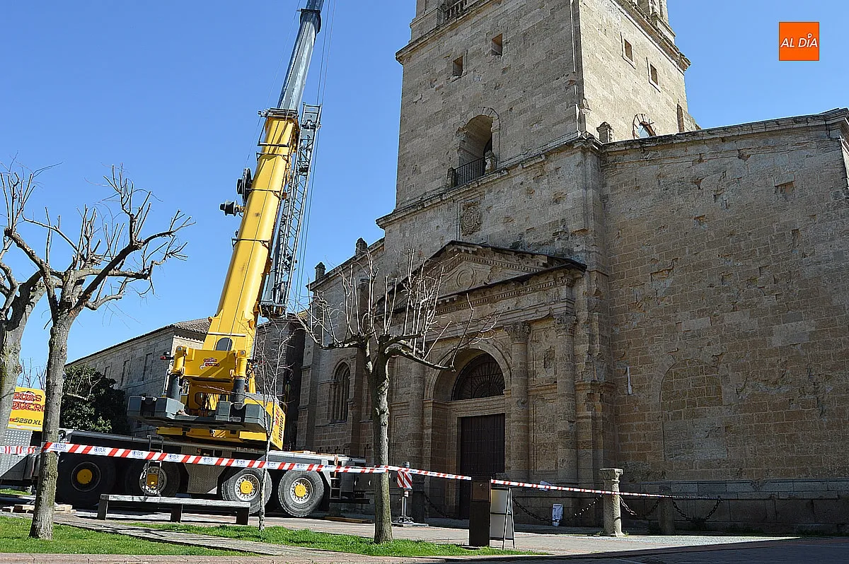 Foto 5 - La di&oacute;cesis repara la cornisa de la Catedral tras el desprendimiento de varias piedras 