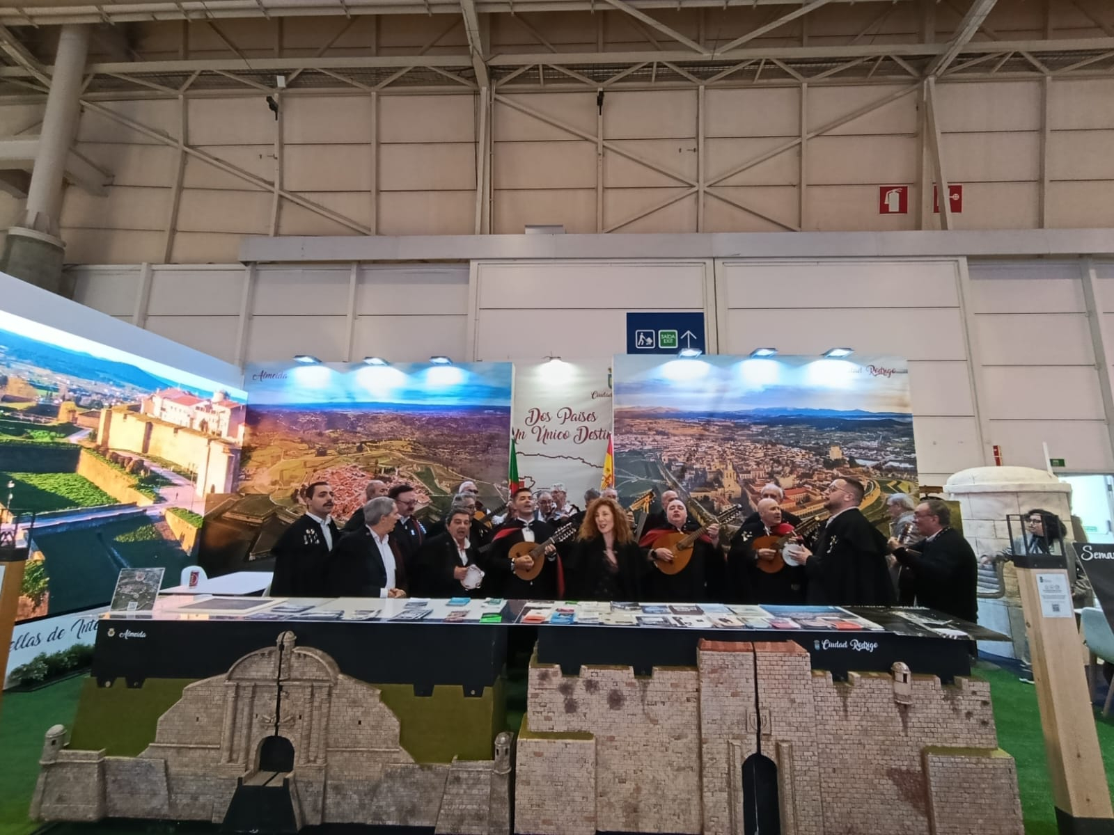 La Rondalla Tres Columnas anima el stand de Ciudad Rodrigo y Almeida en la BTL
