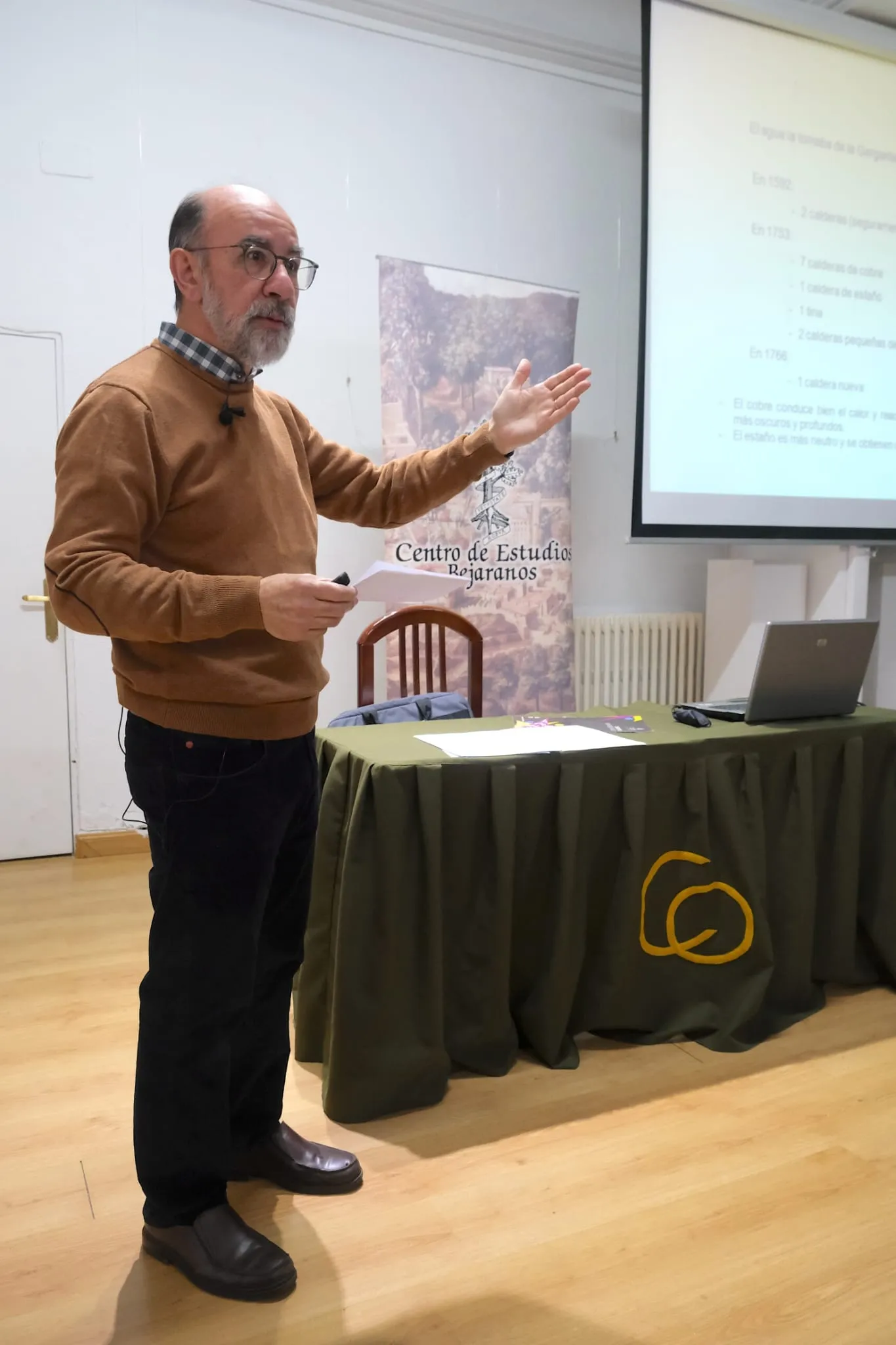 Foto 3 - Javier Ram&oacute;n S&aacute;nchez Mart&iacute;n recupera cuatro siglos de historia textil en el Casino Obrero
