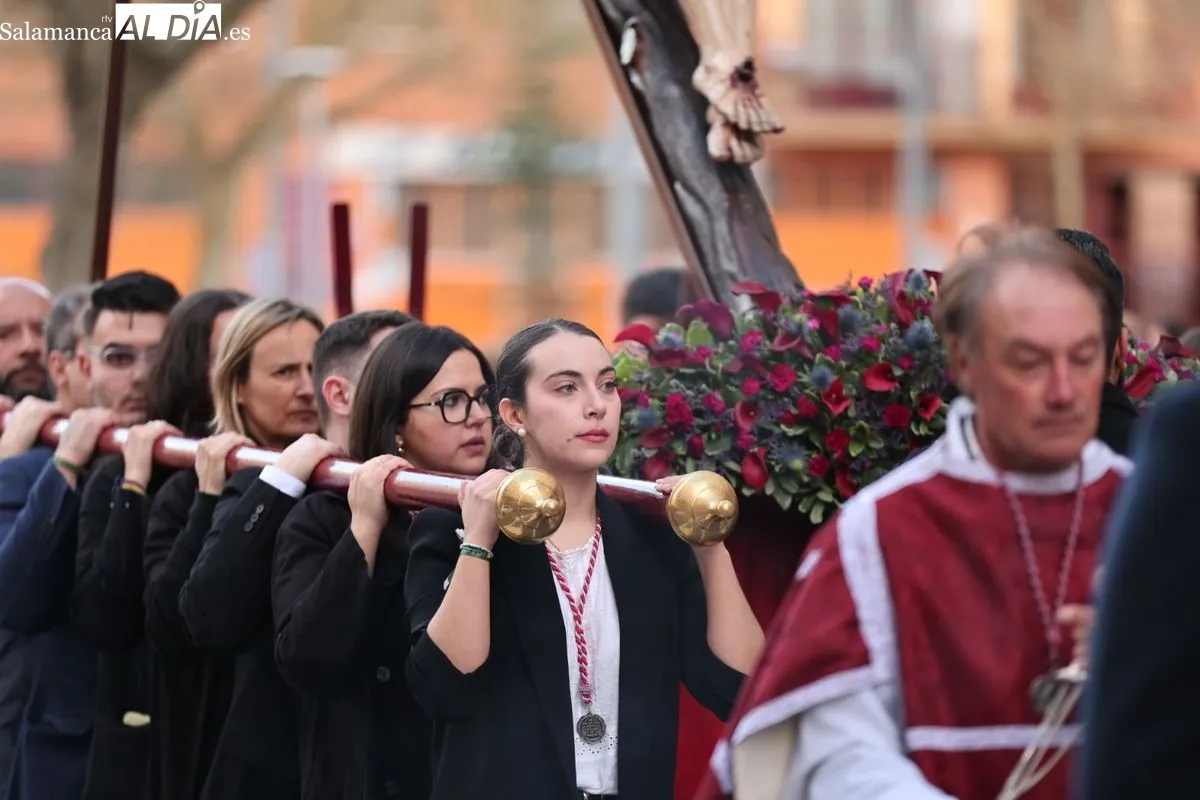 Procesión de Jesús del Perdón hasta la residencia de San Rafael, donde se ha celebrado el tradicional vía crucis. Foto: David Sañudo