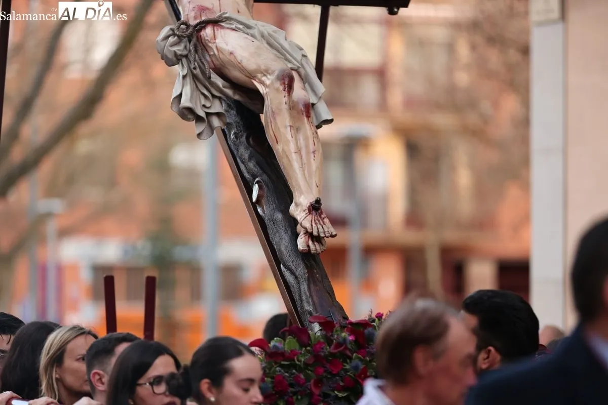 Procesión de Jesús del Perdón hasta la residencia de San Rafael, donde se ha celebrado el tradicional vía crucis. Foto: David Sañudo