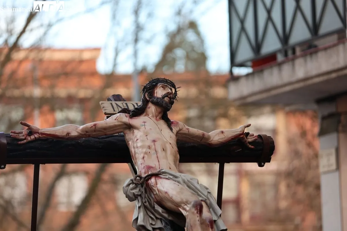Procesión de Jesús del Perdón hasta la residencia de San Rafael, donde se ha celebrado el tradicional vía crucis. Foto: David Sañudo