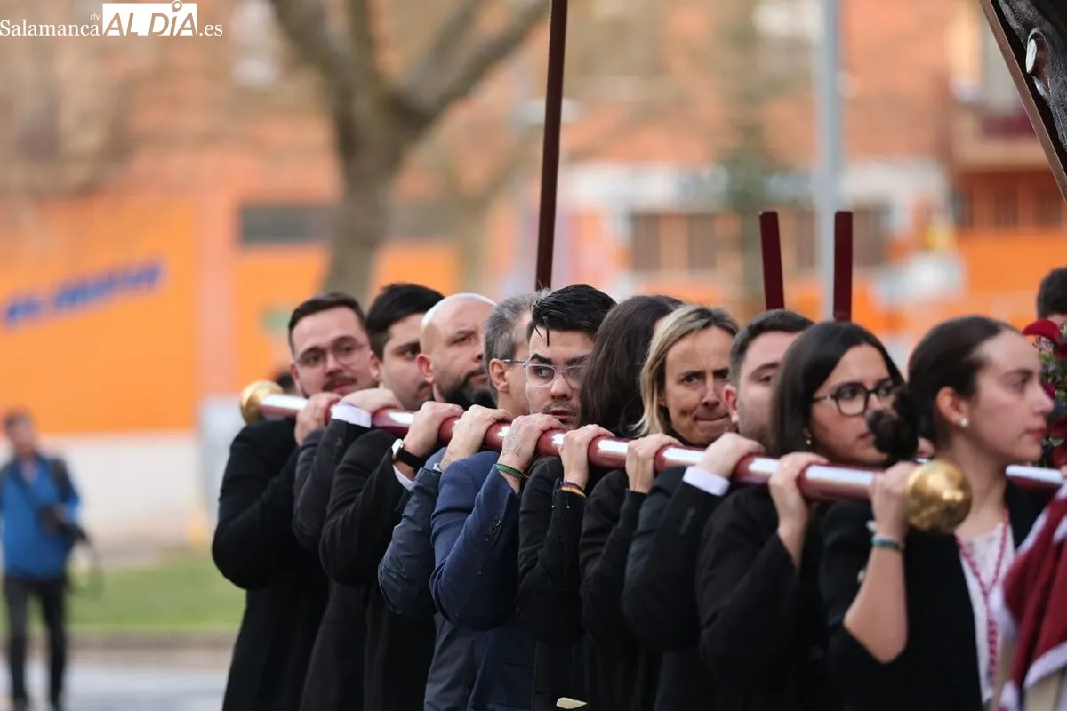 Procesión de Jesús del Perdón hasta la residencia de San Rafael, donde se ha celebrado el tradicional vía crucis. Foto: David Sañudo