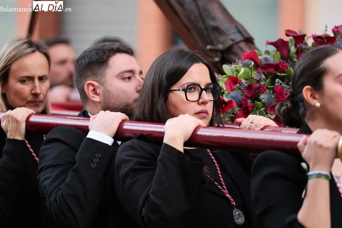 Procesión de Jesús del Perdón hasta la residencia de San Rafael, donde se ha celebrado el tradicional vía crucis. Foto: David Sañudo