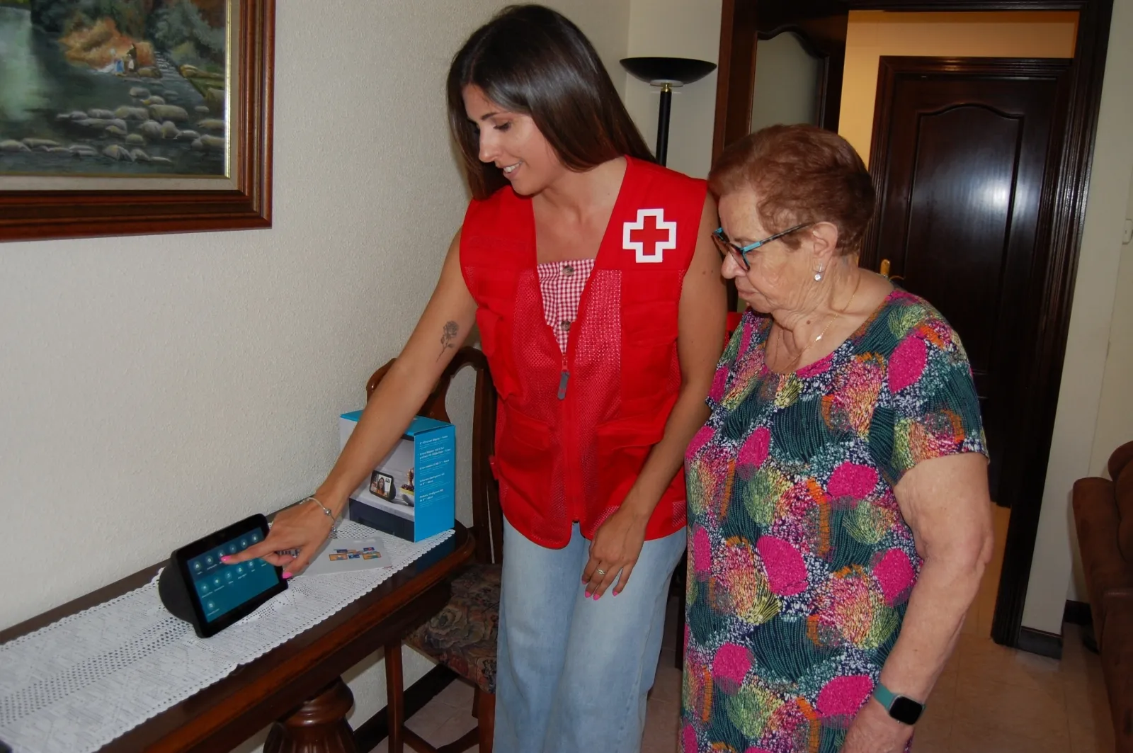 Foto 2 - Cruz Roja y la Fundaci&oacute;n Amancio Ortega conectan a 452 mayores de Salamanca con asistentes de voz