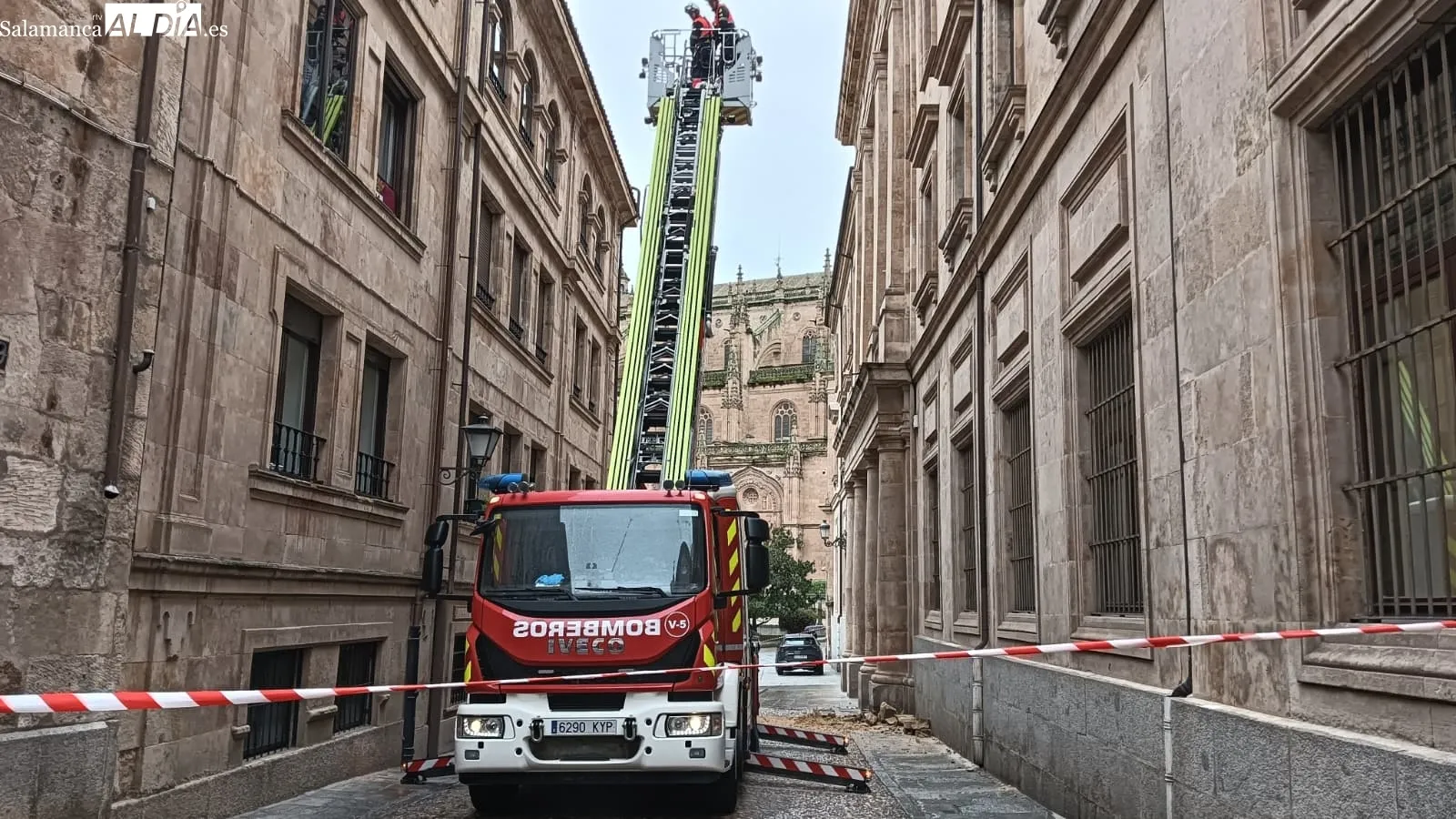 Cae una cornisa de la Facultad de Traducción en Salamanca | FOTOS: Toni Sánchez 