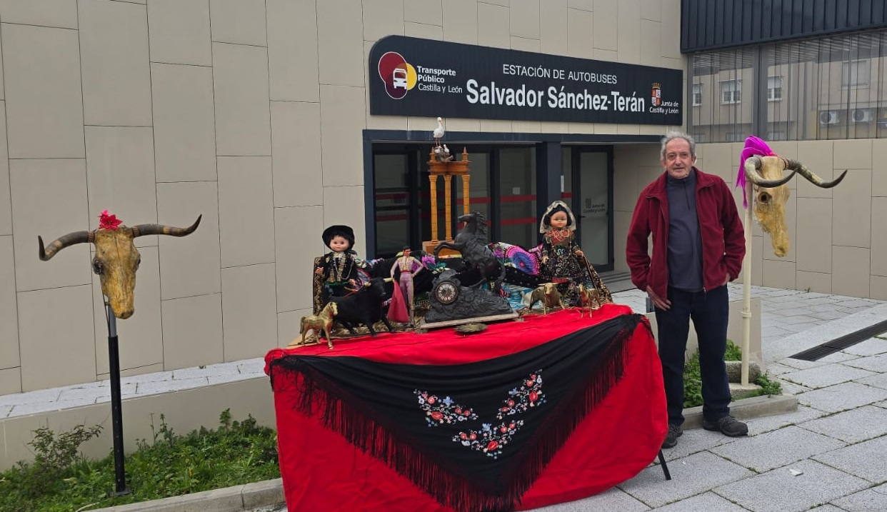 Exposición callejera de Vicente Duque de recuerdos y figuras del Carnaval