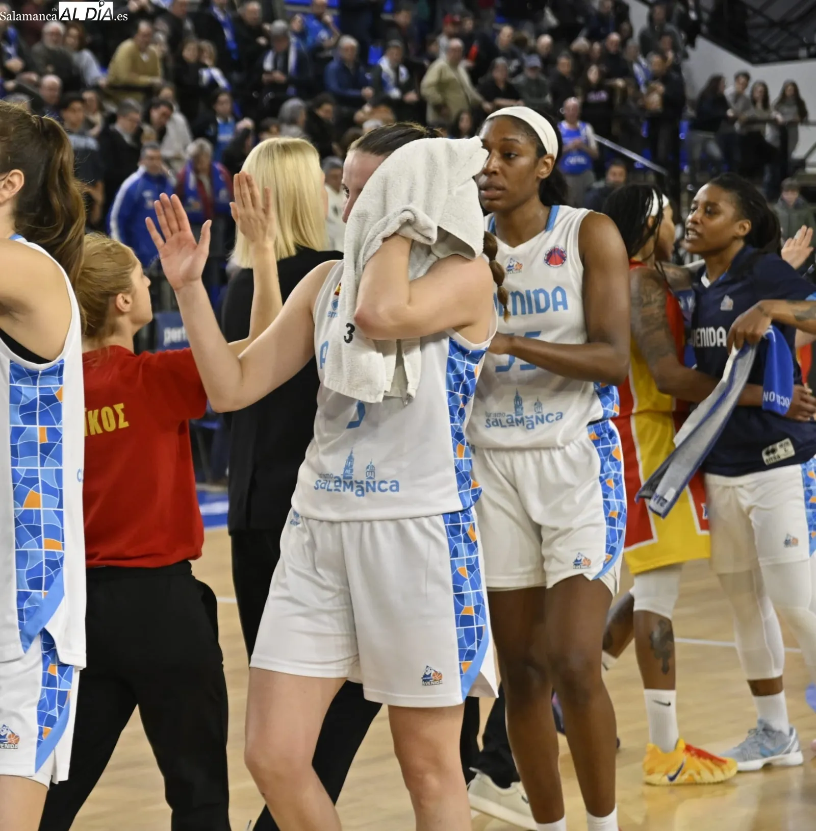 Foto 2 - FOTOS | Decepci&oacute;n y batacazo de los gordos en el Perfumer&iacute;as Avenida: adi&oacute;s a la Eurocup en un d&iacute;a para olvidar con un arbitraje infame (68-79)