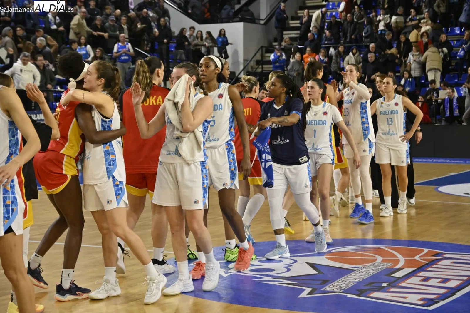 Foto 4 - FOTOS | Decepci&oacute;n y batacazo de los gordos en el Perfumer&iacute;as Avenida: adi&oacute;s a la Eurocup en un d&iacute;a para olvidar con un arbitraje infame (68-79)
