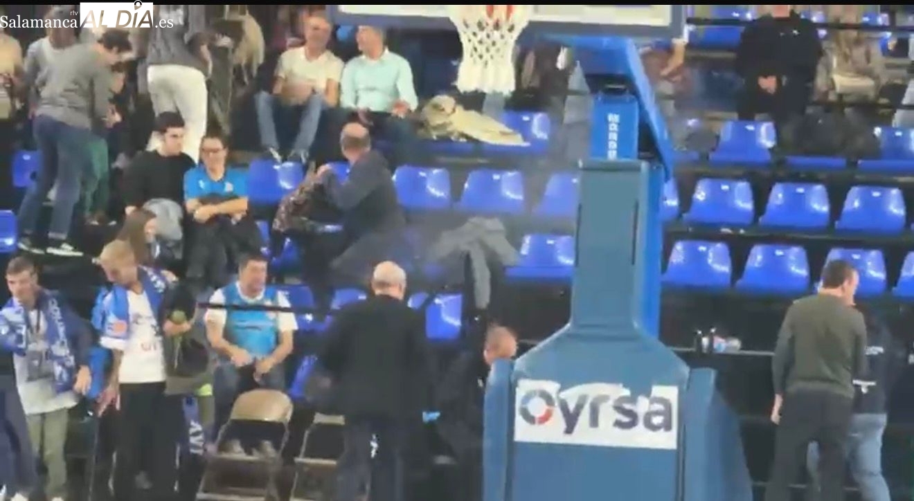 VÍDEO | Susto en Würzburg: empieza a salir humo detrás de una de las canastas al quemarse la bocina y la gente echa a correr despavorida