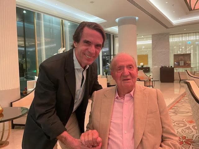 Aznar publica una foto con el rey Juan Carlos I y reivindica su legado