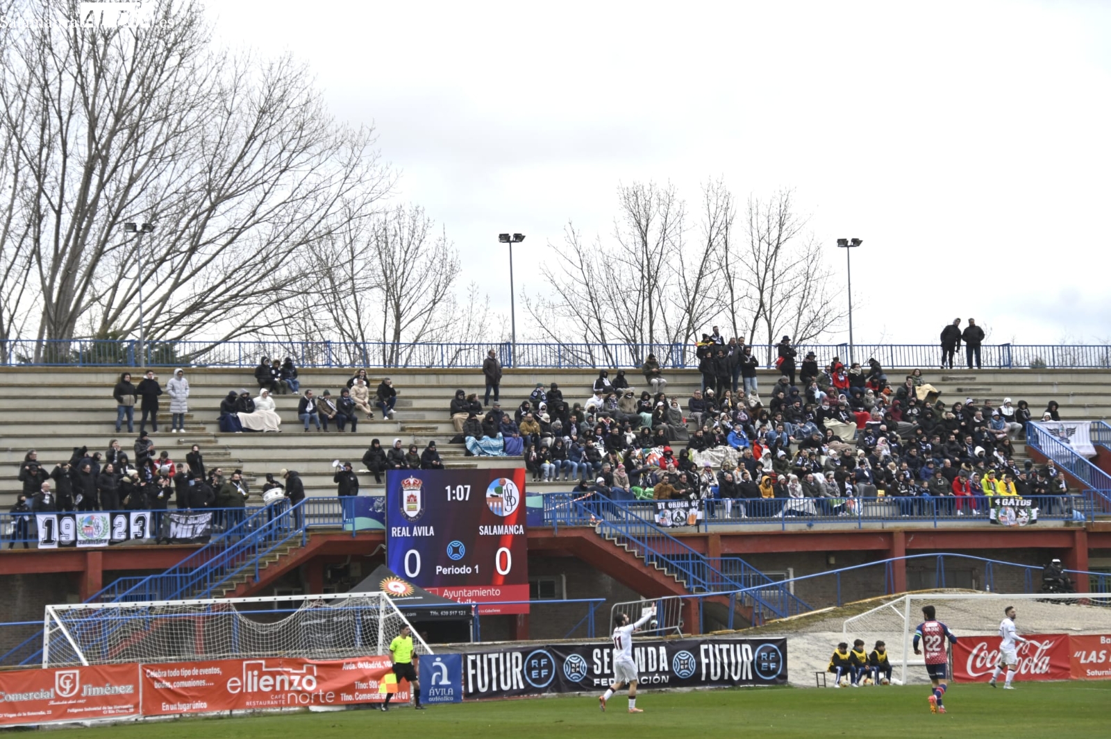 FOTOS | Alrededor de un centenar de aficionados del Salamanca UDS viajan a Ávila en un desplazamiento mucho menor que en otras temporadas
