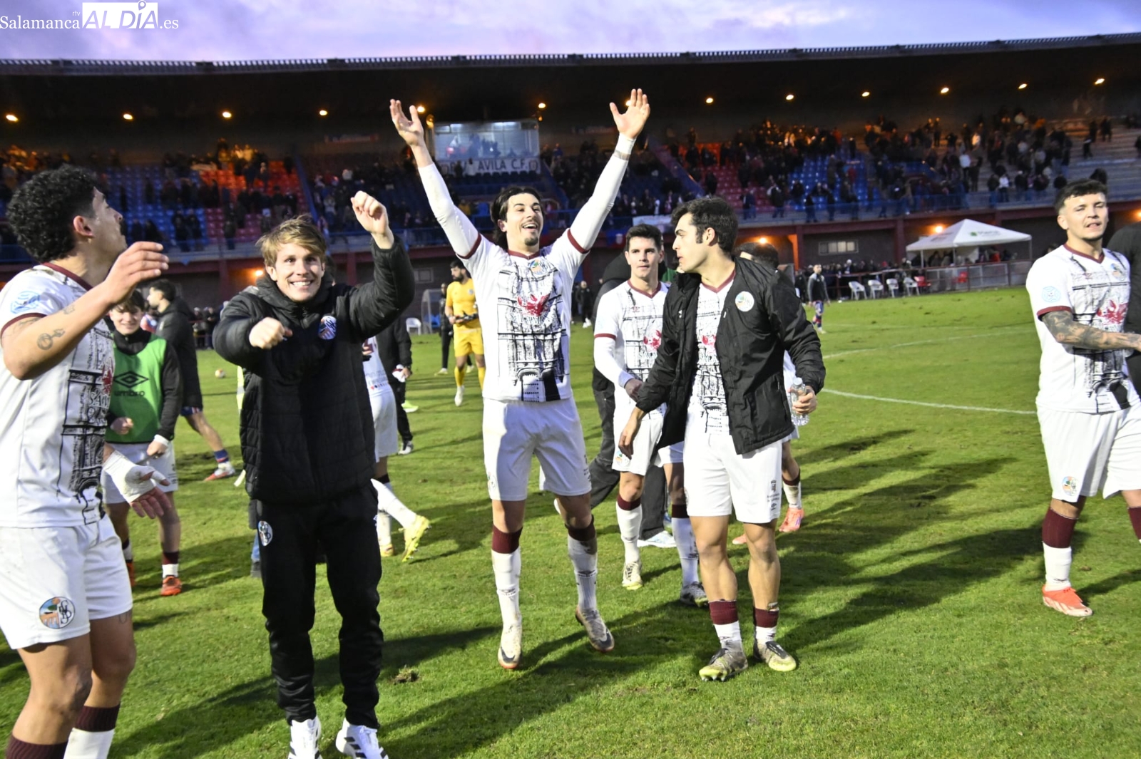 FOTOS | Un doblete de Súper Javi Delgado obra la remontada del Salamanca UDS en Ávila para volver al playoff en cuarta posición (1-2)
