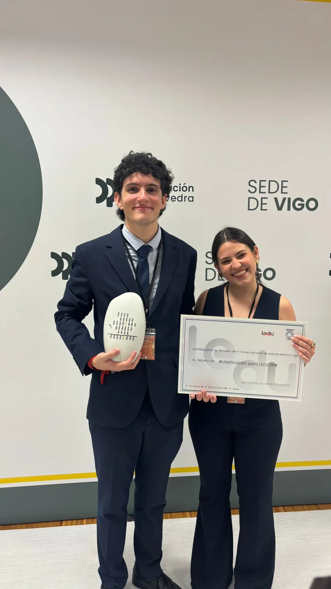 Foto 2 - Cyan Gonz&aacute;lez y Andrea Machuca proclaman a la USAL campeona del IV Torneo Nacional de Debate 'Ret&oacute;rica UVigo'