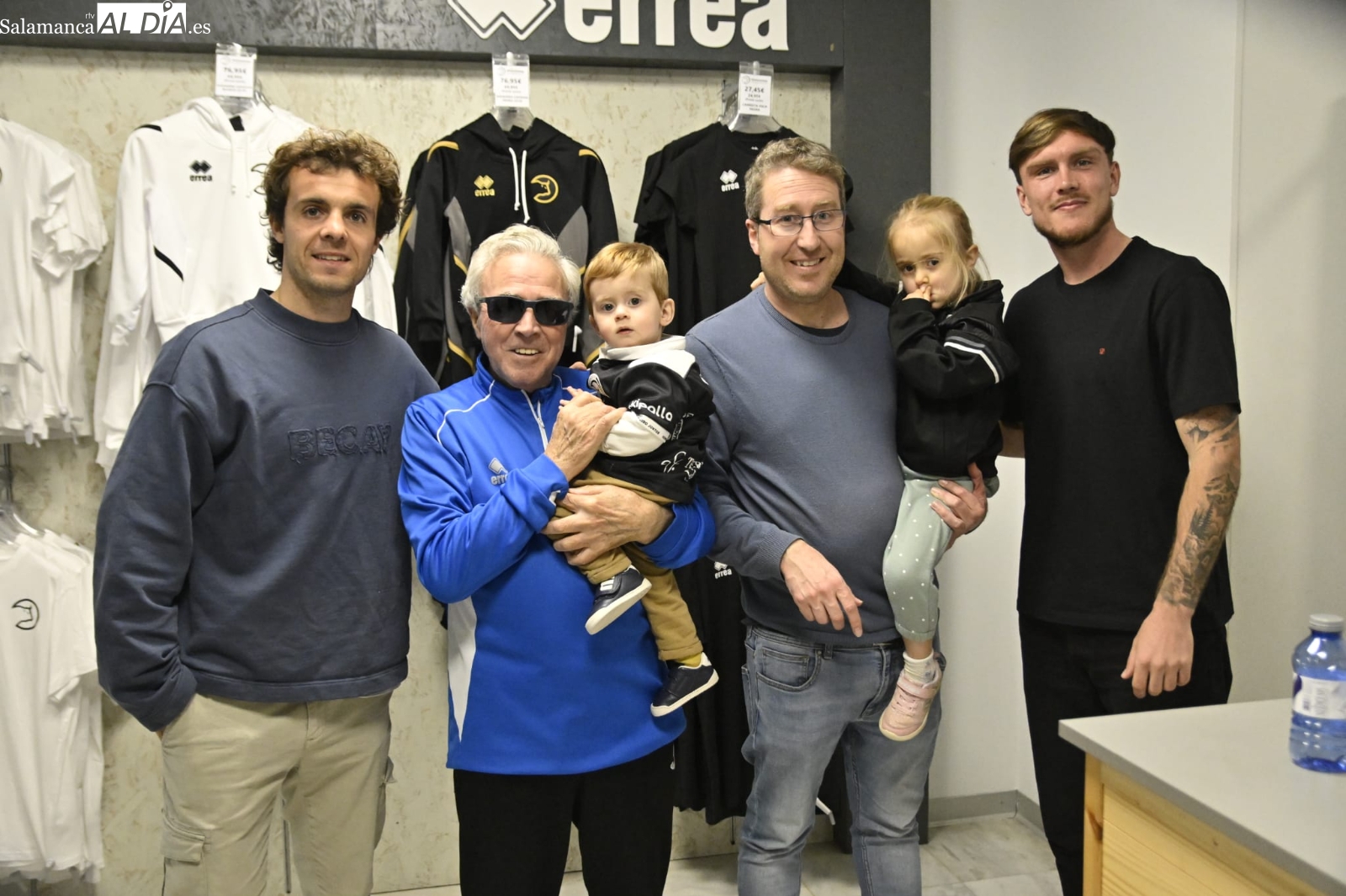 FOTOS | Los nueve fichajes de Unionistas en invierno encandilan a la afición con una firma de autógrafos y fotos