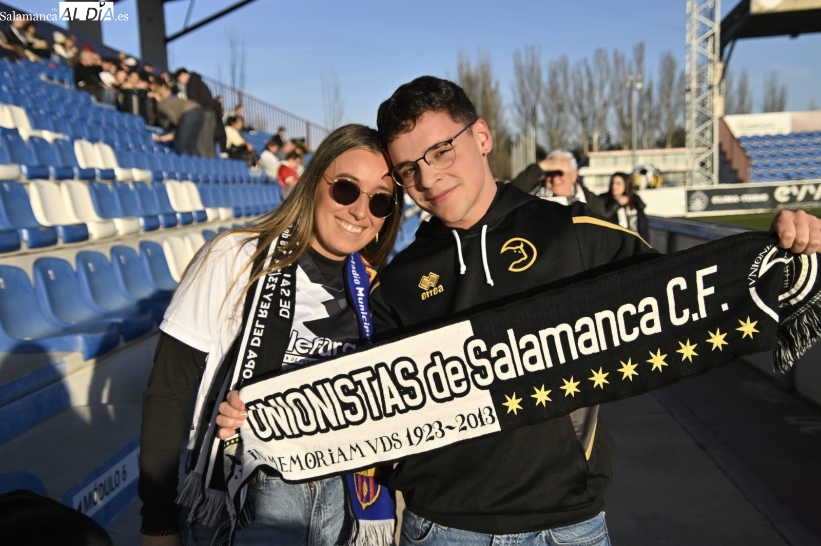 FOTOS | La afición de Unionistas aprovecha el buen tiempo para apoyar a los suyos en el importante partido con el Arenas