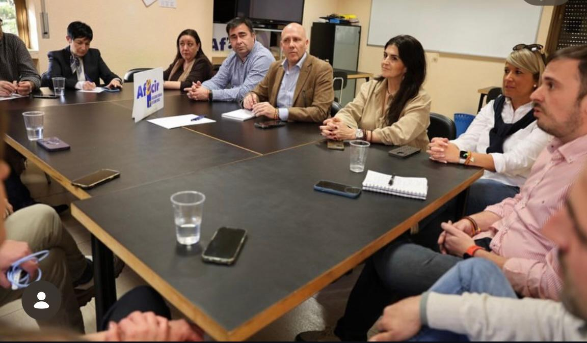 Carlos Menéndez, candidato a las Cortes de la Junta de Castilla y León por Vox en Salamanca, escucha las demandas de  AFECIR