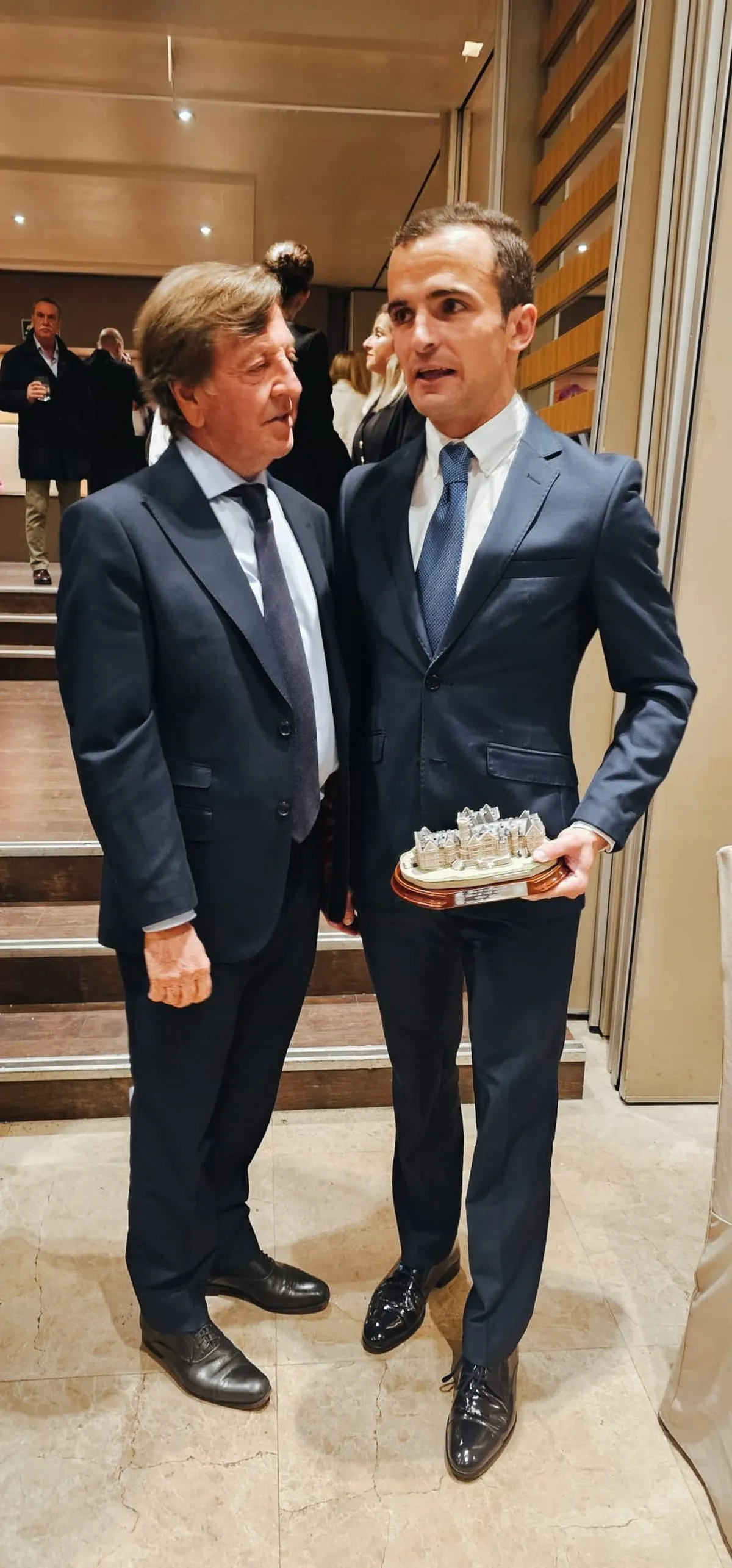 Foto 4 - Dami&aacute;n Casta&ntilde;o recoge en Santander el premio a mejor debutante