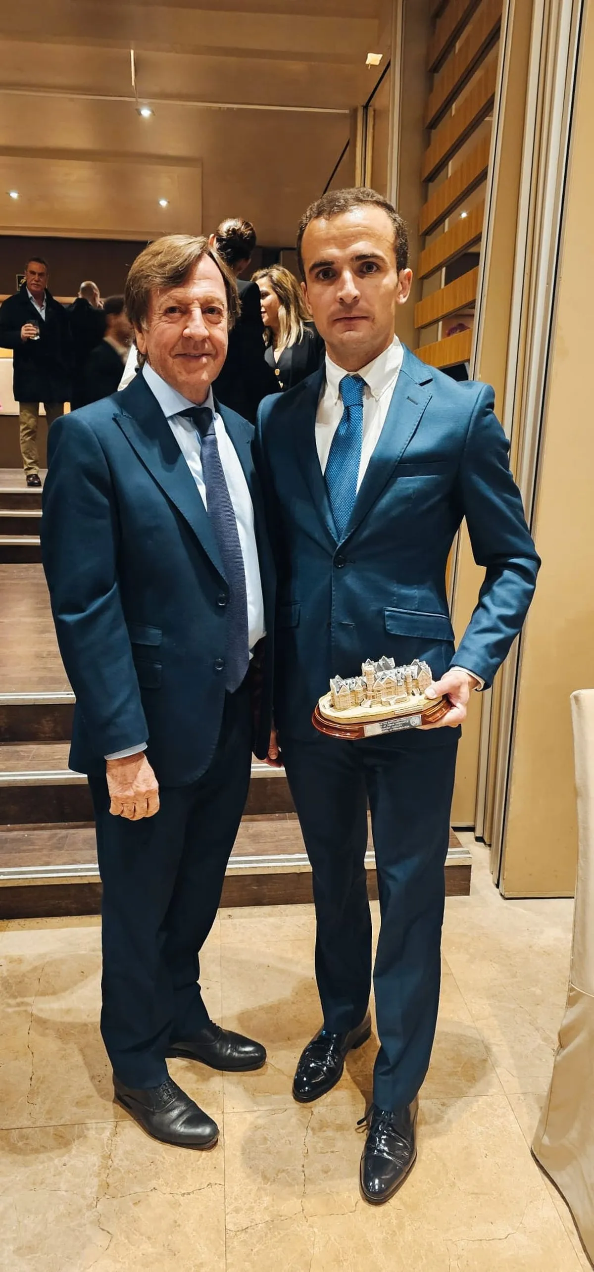 Foto 2 - Dami&aacute;n Casta&ntilde;o recoge en Santander el premio a mejor debutante